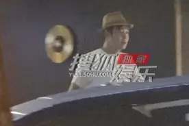 小沈阳现身聚会，挺啤酒肚身材疑发福，与友人捏耳搂脖互动太亲昵图片