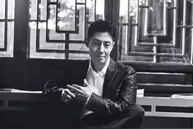 保送北大，进央视成顶梁柱，如今他靠着放飞自我成为大众宠儿图片