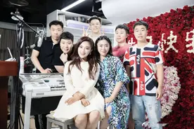 玖月奇迹王小玮庆生，穿纯色连衣裙美成公主，老公未露面引猜测图片
