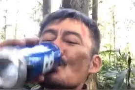 景岗山片场犯酒瘾？片场醉酒醉满脸通红白发沧桑，网友：快别喝了图片