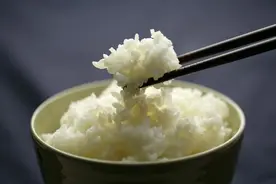 蒸米饭千万不要只放清水，南方老保姆教你一招，米饭香甜又松软图片