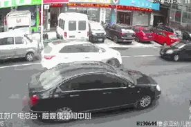 男子兴冲冲开车去吃烧烤，把烧着的木炭放后备箱！半路上居然晕乎乎撞车了！图片