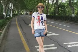 44岁梅婷状态真好，T恤配微喇牛仔裤洋气又减龄，一下子年轻10岁图片