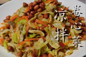 我家隔三差五就做这盘包菜，擀面杖敲一敲，不炒不炖，鲜香脆嫩图片