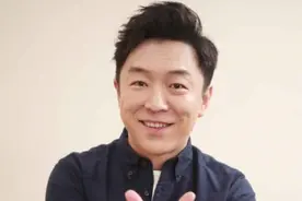 黄渤与袁泉私下聚餐，6岁二女儿罕露面，和妻子结婚多年恩爱如初图片