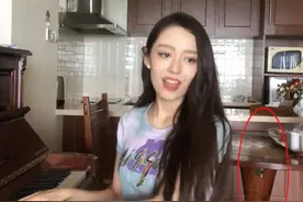 吉娜在家中自弹自唱心情好，却被豪宅中的厨房红木家具抢镜图片