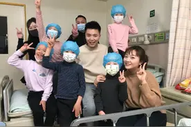 林妙可出演微电影，穿病号服就像小孩偷穿大人衣服，画面显滑稽图片