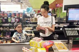 7岁女孩商场偷东西，亲妈选择报警，是正确教育还是行为过激？图片