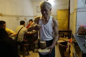 这家酒坊深藏小巷27年，1碗水酒1元钱，27年不变，从不接待3种人图片