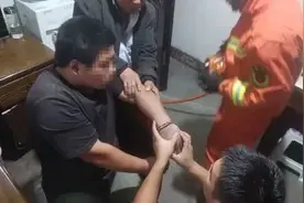 好奇不光害死猫！男子在垃圾桶里捡了副手铐，尴尬的一幕发生了…图片