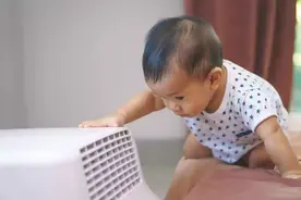 夏日炎炎，吹空调和吹风扇，哪个更适合宝宝？答案“暗藏玄机”图片