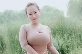 搞笑GIF开心一刻：闺蜜朋友圈晒糖葫芦说买多了，有没有想吃的图片