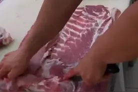 河北一男子分割一扇白条猪仅用2分钟，刀法娴熟精准让人赏心悦目图片