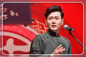孟鹤堂台上说相声看小抄，网友调侃郭德纲，这都可以上台表演图片