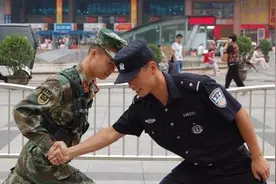 警察是否有权利对现役军人进行抓捕？军车若违章交警能拦停处罚吗图片