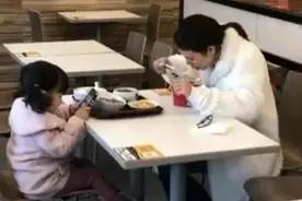 娘俩在服务区吃饭，路人拍照传到网上，网友：真担心孩子的未来图片