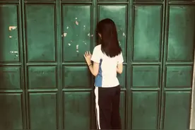 被深圳校服困住的身体图片