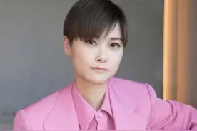 “长得像男人”的5位女星，李宇春不是最像的，图5欺骗了一代人图片