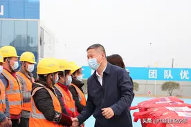 中建七局党委副书记、总经理孙晓惠一行到郑州地铁6号线项目慰问图片
