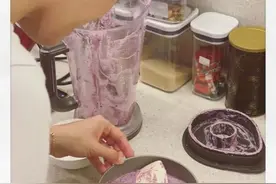 梁咏琪亲手制作蛋糕在家为妈妈庆生 5岁女儿笑得很灿烂图片