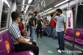 在新加坡坐地铁巴士别说话，打电话也不行图片