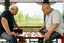 邯报健康生活：湖畔对弈，“棋”乐无穷图片
