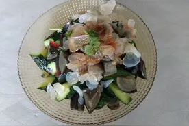 老妈过生日，媳妇花300块钱做了8道菜，老妈：不错，节约不浪费图片