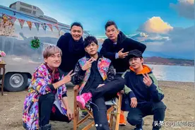 周杰伦晒与谢霆锋合影 露天举杯对饮气氛温馨愉悦图片
