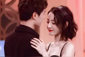 杨洋迪丽热巴太甜了！还原新剧拥抱名场面，杨洋直呼“好尴尬”图片