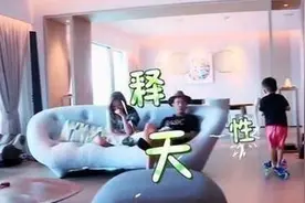 晒晒陈小春和应采儿的家，在家吃饭切整只烧猪，生活尽显大佬风范图片
