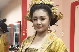 于月仙遗体告别仪式上，赵本山妻子泪流不止，丈夫和弟弟崩溃痛哭图片