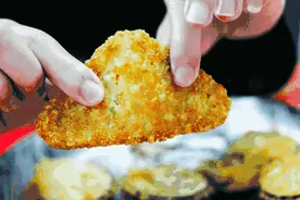 3步教你如何在家做薯饼，外脆里酥表面金黄，明日的早餐有了图片