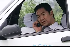 弟弟得病医院打电话催钱，哥哥两个互相推脱，小护士都急了视频封面
