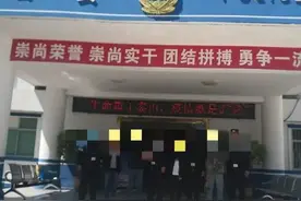丧心病狂！4男子拉扯一姑娘进小树林，警方赶到现场，抓个现行！图片