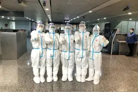 战疫“英雄谱” | 清新医生变身“转运人”，守好祖国“南大门”！图片