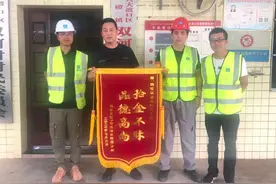 追光｜重庆村民山洪中捡到价值百万保险柜 下一秒他的举动亮了图片