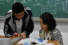 95后教师“备课本”引争议，引众多家长赞叹，资深教师却看出问题图片