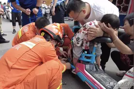 山西芮城：急！6岁女童脚卡电动车 消防紧急救援图片