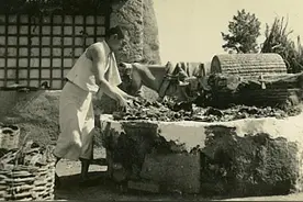民国老照片：1941年北京天宁寺附近手工造纸的百姓图片