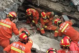 消防员泉州坍塌酒店现场痛哭：4岁姐姐紧抱2岁弟弟，已无生命体征图片