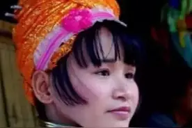 女子死后才能“摘环”，小伙说服女孩卸下，看到长脖“真实模样”图片
