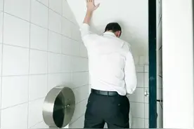 中老年男性尿频尿急尿痛尿热只能输抗生素治疗？图片
