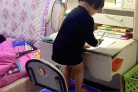 穿尿不湿的妹妹帮俩哥哥写作业，憨态模样笑翻众人，还有模有样图片