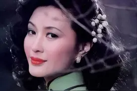 奔七年纪又美回来的方舒，让我明白：为什么有些奶奶烫卷发不老气图片