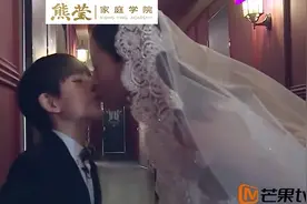 董洁和儿子嘴对嘴亲吻，拍婚纱照：病态的母爱，会毁掉孩子一生图片