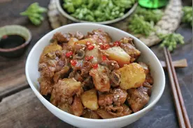 家常菜土豆烧排骨，在家照样做出比饭店卖的好吃图片