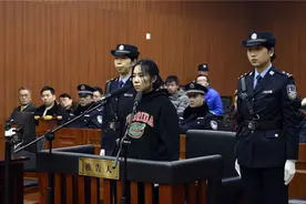 保姆莫焕晶，为偷钱赌博放火烧家，雇主全家葬身火场图片