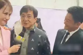 吴京4部电影票房200亿，成龙花了几十年才做到，大佬们同框真敢说图片