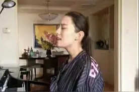 郎朗老婆怀孕8个月弹琴做胎教，完全不显孕肚，面色红润状态超好图片