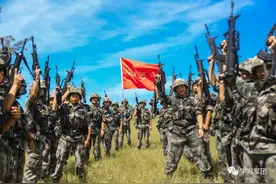 唱支军歌给党听丨勇士精神刻心中，光荣战旗更鲜红图片